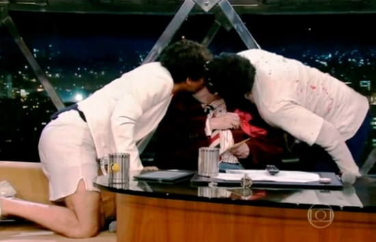 Jô Soares dá beijo triplo em homens durante programa; veja