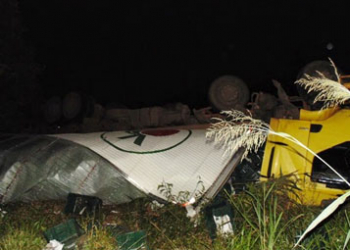 Caminhão carregado de manga capota na BA 130 próximo a Mairi