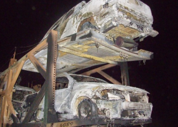 Carreta cegonha pega fogo no trecho Capim Grosso /Jacobina e deixa onze veículos 0k destruídos