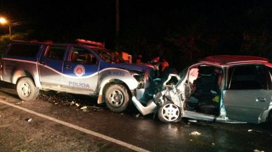 Viatura da PM de Candeias colide com carro de passeio e motorista fica em estado grave