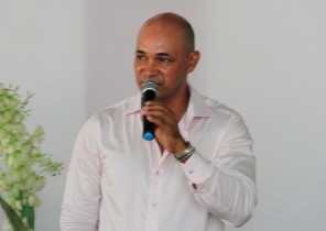 Cosme Arisvaldo usou um data show para prestação de contas.