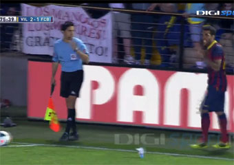 Daniel Alves responde a racismo comendo banana jogada por torcida; assista