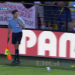 Daniel Alves responde a racismo comendo banana jogada por torcida; assista