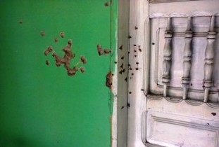 Primeiros disparos acertaram a parede e a porta da casa.