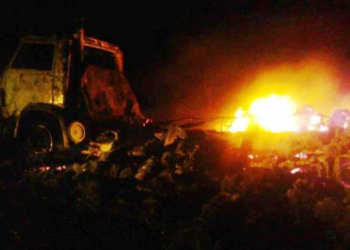 Caminhão carregado de feno pega fogo na BA 120