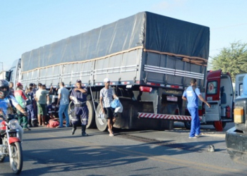 Feira de Santana – Jovem tem pernas esmagadas ao se jogar contra uma carreta