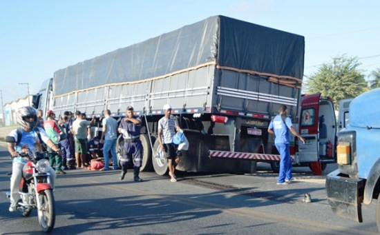 Feira de Santana – Jovem tem pernas esmagadas ao se jogar contra uma carreta