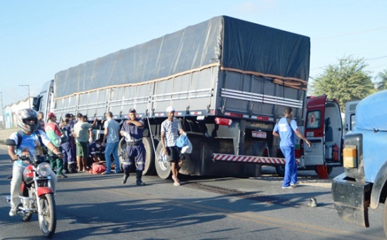 jovem se joga debaixo de carreta