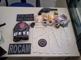 Objetos recuperados que estavam com a quadrilha.