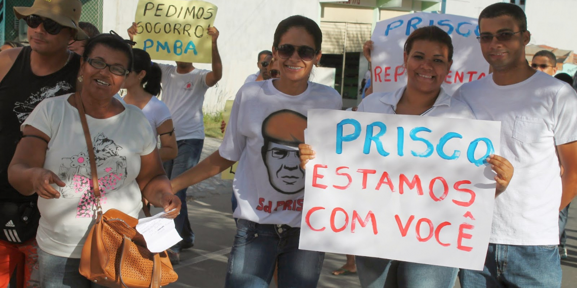 Policiais militares do 16º Batalhão de Serrinha vão às ruas em manifestação a favor de Prisco