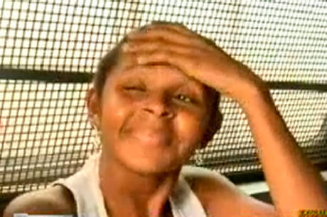 Mulher conta friamente como matou o irmão esfaqueado e dá risada