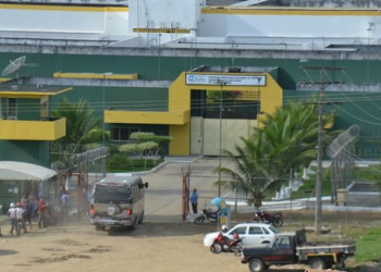 Presos quebram paredes e queimam colchões durante rebelião