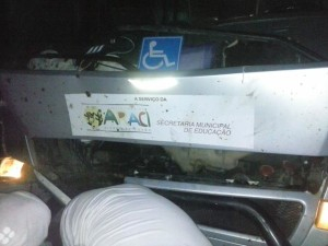 Micro-ônibus da Prefeitura de Araci com mais de 30 universitários colide com animal solto na BR-116