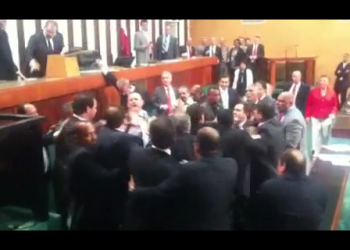 Deputados brigam durante votação na Assembleia Legislativa da Bahia