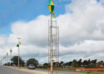Dois homens ficam em estado grave depois de receberem descarga eletrica quando oranamentavam praça