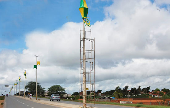 Dois homens ficam em estado grave depois de receberem descarga eletrica quando oranamentavam praça
