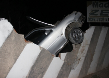 Motorista perde controle de carro e salta muro de quase 3 metros de altura