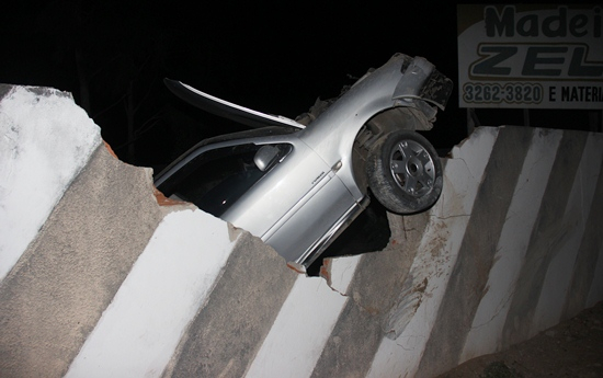 Motorista perde controle de carro e salta muro de quase 3 metros de altura