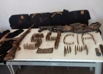 Veículo apreendido em Pindobaçu em 2010 é liberado pela justiça para a Prefeitura e mecânico encontra armas pesadas