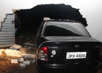 Coité – Corsa colide com muro e deixa tio e sobrinho feridos  na BA 120