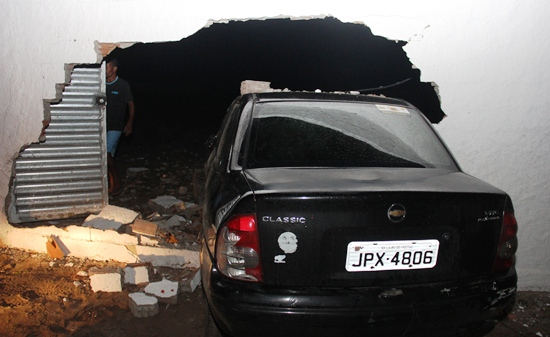 Coité – Corsa colide com muro e deixa tio e sobrinho feridos  na BA 120