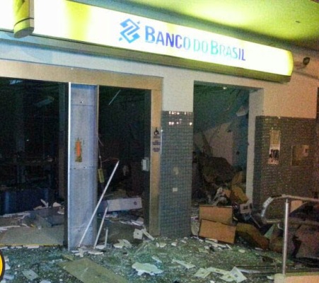 Bandidos detonam caixa eletrônico do Banco do Brasil de Antas