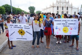 Centenas de estudantes jovens e adolescentes saíram às ruas