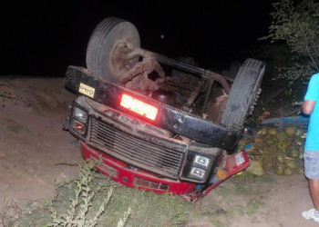 Caminhão carregado de coco capota na BA 411 entre Candeal e Ichu