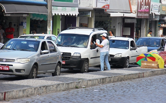 O motorista que parou no semáforo recebeu a sacolinha e um panfleto informativo.