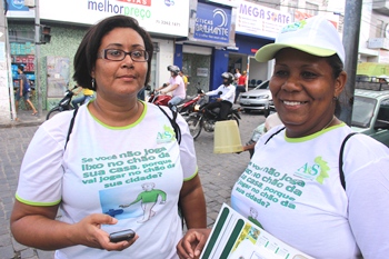 Engenheira ambiental Silvia Soares (E) e a gari Carla Ramos estão acreditando no sucesso do projeto de uma cidade mais limpa.