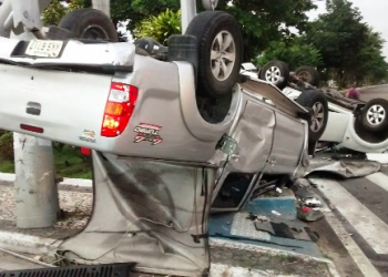 Caminhontes de luxo colidem e capotam em cruzamento de avenidas em Feira de Santana