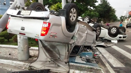 Caminhontes de luxo colidem e capotam em cruzamento de avenidas em Feira de Santana