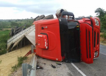 Carreta carregada se soja tomba na “Curva do Sebo” próximo a Mairi