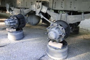 Quadrilha sequestra carreteiro em posto de Teofilândia e rouba 36 pneus da carreta