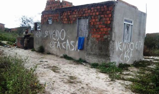 Policia Militar na casa de um homem conhecido por Coquinho, onde as vítimas estavam antes de serem atingidas.