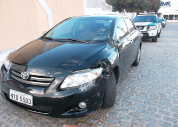 Corola atinge animais na BA 120 e motorista resolve recolher até que o dono apareça para pagar prejuízo