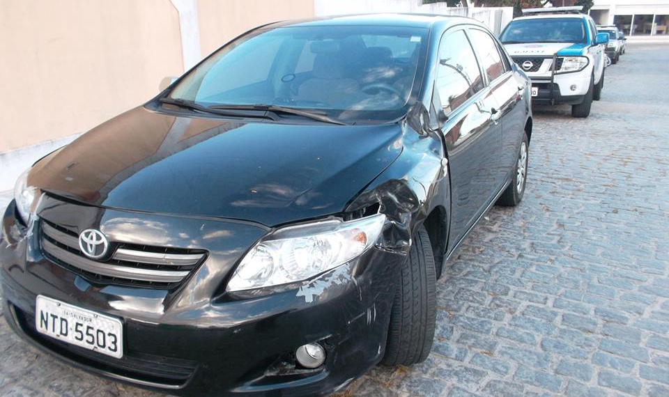 Corola atinge animais na BA 120 e motorista resolve recolher até que o dono apareça para pagar prejuízo