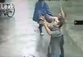 China: bebê cai de prédio e é amparado por vizinho; veja o vídeo