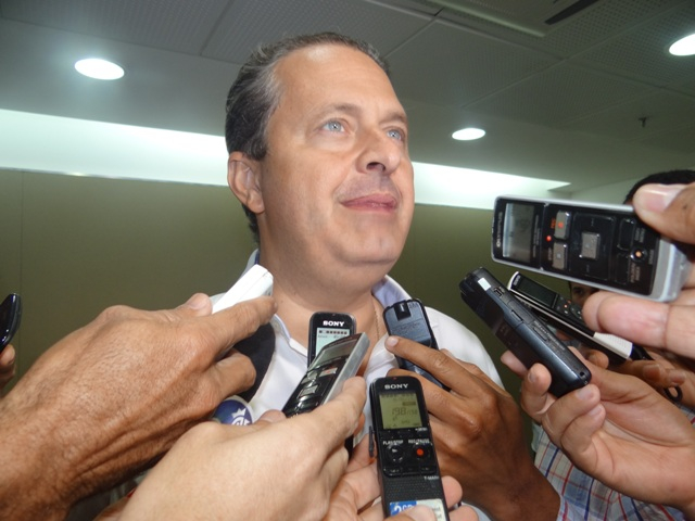 Eduardo Campos visita o Hospital da Mulher e critica governo da presidente Dilma
