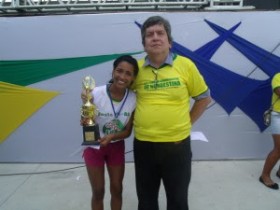Secretário entrega troféu a uma das vencedoras