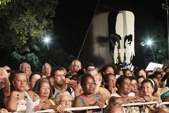 Milhares de fiéis fizeram questão de participar do momento histórico