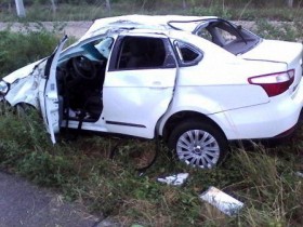 Carro capotou deppois de passar por uma lombada