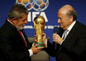 Presidente da FIFA culpa Lula pelo clima de insatisfação com a Copa do Mundo no Brasil