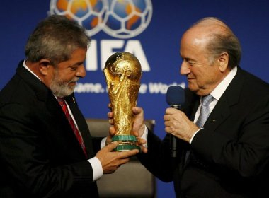 Presidente da FIFA culpa Lula pelo clima de insatisfação com a Copa do Mundo no Brasil