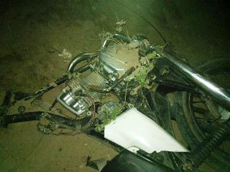Moto parte ao meio após bater de frente com carro no distrito de Tapuio. Condutor fica em estado grave
