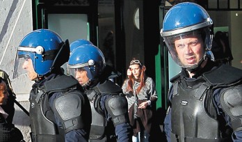 Os policiais vão está vestidos com o fardamento padrão usado em seus paises