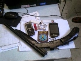 Arma, munição, droga e celulares encontrados com a dupla.