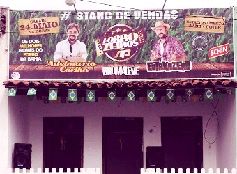 Com casadinhas esgotadas, festa com Adelmario Coelho e Estakazero inaugura Stand de Vendas