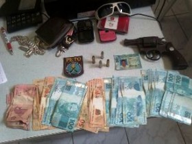 Dinheiro e objetos encontrados com a dupla