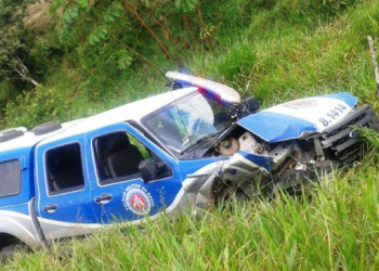 Durante perseguição policial viatura bate de frente com um Palio e deixa uma pessoa morta